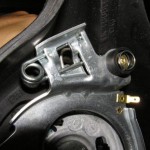 Detail pružiny, kterou je třeba páčit pro demontáž airbagu